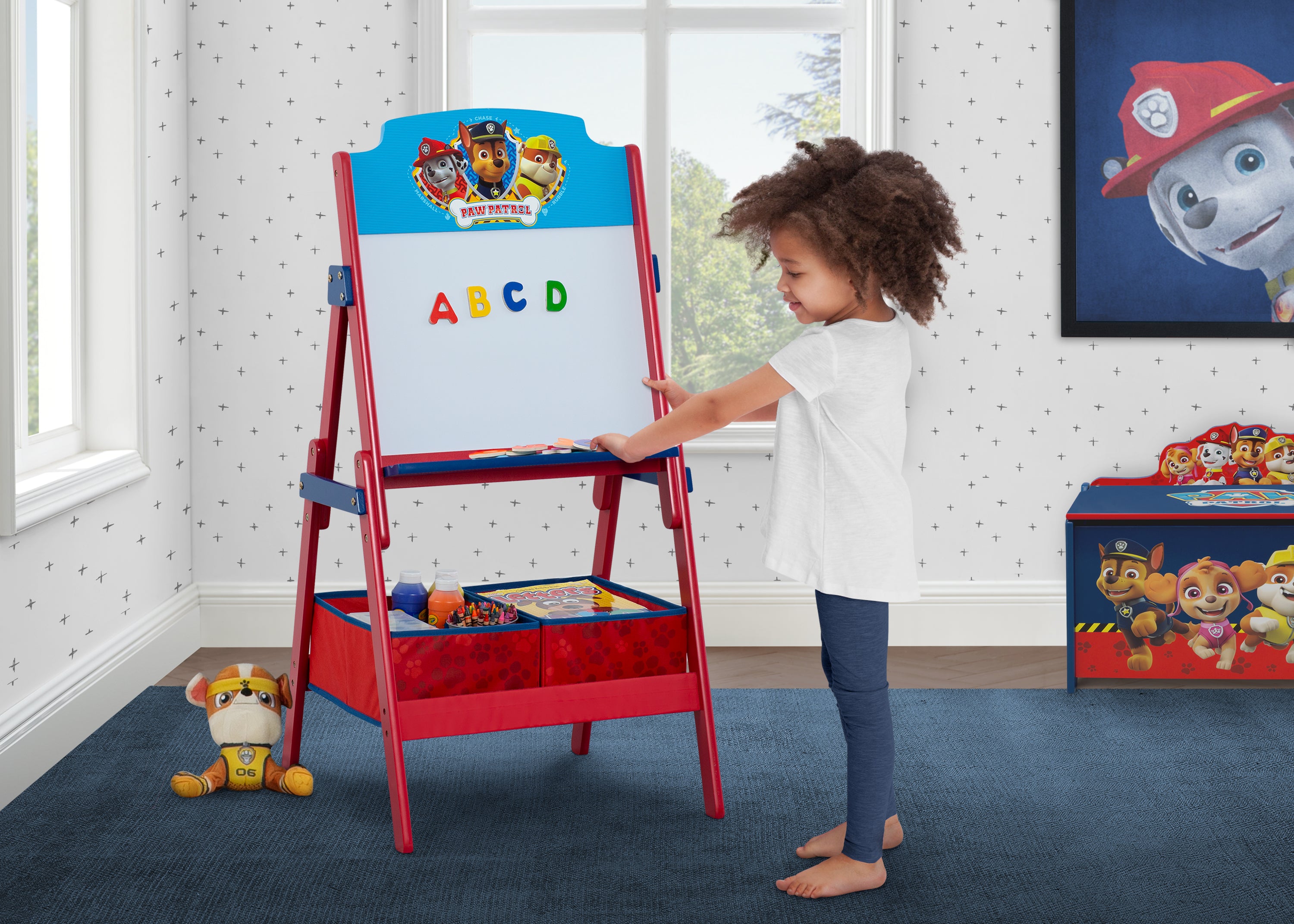 https://www.deltachildren.com/cdn/shop/products/TE87585PW-1121_easel_paw-patrol_Lifestyle_06_3000x.jpg?v=1643766106